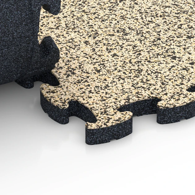 Großaufnahme vom Verbindungssystem von WARCO-Boden 6937 - Pavimentazione antitrauma puzzle im Farbdesign Travertino. Abmessungen 44,6 x 44,6 × 2,8 cm.