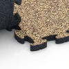 Großaufnahme vom Verbindungssystem von WARCO-Boden 6939 - Pavimentazione antitrauma puzzle im Farbdesign Rattan. Abmessungen 44,6 x 44,6 × 2,8 cm.