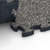 Großaufnahme vom Verbindungssystem von WARCO-Boden 6841 - Fitness Active Floor System im Farbdesign Dunkelgrauer Granit. Abmessungen 44,6 x 44,6 × 2,8 cm.