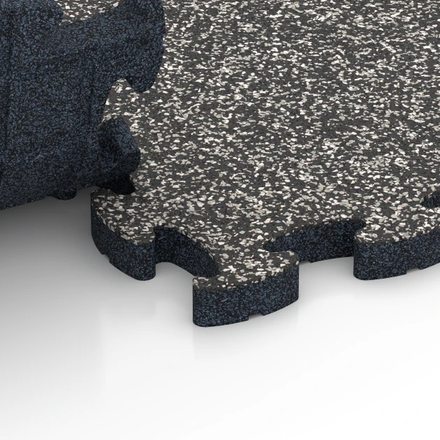 Großaufnahme vom Verbindungssystem von WARCO-Boden 6841 - Fitness Active Floor System im Farbdesign Dunkelgrauer Granit. Abmessungen 44,6 x 44,6 × 2,8 cm.