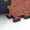 Großaufnahme vom Verbindungssystem von WARCO-Boden 6845 - Fitness Active Floor System im Farbdesign Feuersglut. Abmessungen 44,6 x 44,6 × 2,8 cm.