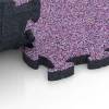 Le gros plan sur le système de connexion des revêtements de sol WARCO 6945 - Dalle de terrasse en couleur Lavande. Les dimensions 44,6 x 44,6 × 2,8 cm.