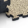 Großaufnahme vom Verbindungssystem von WARCO-Boden 6955 - Piastrelle sportive in gomma im Farbdesign Travertino. Abmessungen 44,6 x 44,6 × 2,8 cm.