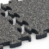 Großaufnahme vom Verbindungssystem von WARCO-Boden 6877 - Fitness Max Floor System im Farbdesign Dunkelgrauer Granit. Abmessungen 44,6 x 44,6 × 2,8 cm.