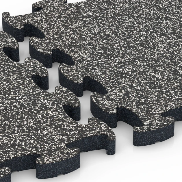 Großaufnahme vom Verbindungssystem von WARCO-Boden 6877 - Fitness Max Floor System im Farbdesign Granito grigio scuro. Abmessungen 44,6 x 44,6 × 2,8 cm.