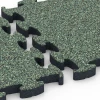 Großaufnahme vom Verbindungssystem von WARCO-Boden 6879 - Fitness Max Floor System im Farbdesign Englischer Rasen. Abmessungen 44,6 x 44,6 × 2,8 cm.
