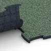 Großaufnahme vom Verbindungssystem von WARCO-Boden 6852 - Fitness Active pavimento im Farbdesign Prato inglese. Abmessungen 97,1 x 97,1 x 2,8 cm.