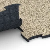 Großaufnahme vom Verbindungssystem von WARCO-Boden 6856 - Fitness Active pavimento im Farbdesign Travertino. Abmessungen 97,1 x 97,1 x 2,8 cm.
