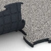 Großaufnahme vom Verbindungssystem von WARCO-Boden 6887 - Fitness Max Floor System im Farbdesign Grauer Granit. Abmessungen 97,1 x 97,1 x 2,8 cm.
