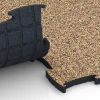 Großaufnahme vom Verbindungssystem von WARCO-Boden 6889 - Fitness Max Floor System im Farbdesign Terra Cotta. Abmessungen 97,1 x 97,1 x 2,8 cm.