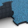 Großaufnahme vom Verbindungssystem von WARCO-Boden 6893 - Fitness Max Floor System im Farbdesign Atlantik. Abmessungen 97,1 x 97,1 x 2,8 cm.