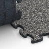 Le gros plan sur le système de connexion des revêtements de sol WARCO 6814 - Dalle balcon aspect pierre en couleur Granit gris foncé. Les dimensions 28,9 x 28,9 x 1,8 cm.