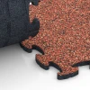 Großaufnahme vom Verbindungssystem von WARCO-Boden 6818 - Steinteppich Klickfliese im Farbdesign Feuersglut. Abmessungen 28,9 x 28,9 x 1,8 cm.