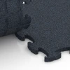 Großaufnahme vom Verbindungssystem von WARCO-Boden 6960 - Fitness Premium Boden im Farbdesign Anthrazit. Abmessungen 45,9 x 45,9 x 1,8.