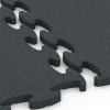 Großaufnahme vom Verbindungssystem von WARCO-Boden 6966 - Fitness Premium pavimento tecnico im Farbdesign Antracite. Abmessungen 45,9 x 45,9 x 1,8.