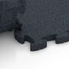 Großaufnahme vom Verbindungssystem von WARCO-Boden 6961 - Fitness Premium pavimento sportivo im Farbdesign Antracite. Abmessungen 45,9 x 45,9 x 2,8 cm.
