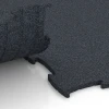 Le gros plan sur le système de connexion des revêtements de sol WARCO 6962 - Fitness Premium sol sportif en couleur Anthracite. Les dimensions 99 x 99 x 1,8 cm.