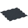 La vue du dessous ou de la face inférieure, c’est-à-dire la face inférieure de la pièce moulée WARCO 6869 - Dalle Fitness Max au format 97,1 x 97,1 × 1,8 cm.