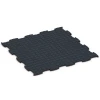 La vue du dessous ou de la face inférieure, c’est-à-dire la face inférieure de la pièce moulée WARCO 6908 - Sol agility intérieur chien au format 97,1 x 97,1 × 1,8 cm.