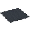 La vue du dessous ou de la face inférieure, c’est-à-dire la face inférieure de la pièce moulée WARCO 6891 - Dalle Fitness Max au format 97,1 x 97,1 x 2,8 cm.