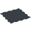 La vue du dessous ou de la face inférieure, c’est-à-dire la face inférieure de la pièce moulée WARCO 6962 - Fitness Premium sol sportif au format 99 x 99 x 1,8 cm.