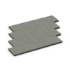 Typische Verlegung oder Einbausituation für den Artikel 6441 von WARCO - Fallschutzplatte – 210 cm, Farbton Grauer Granit in der Abmessung 50 x 50 x 7 cm.