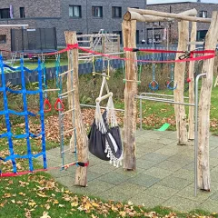 Fallschutzmatten in Savanne auf einem individuellen Kletterspielplatz.