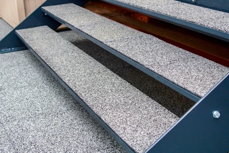 Les escaliers extérieurs sont sûrs et résistants aux intempéries grâce au revêtement antichoc d'escalier WARCO.