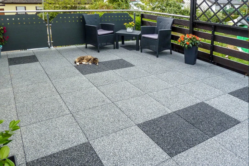 La terrazza sul tetto piano del garage fatto dalle lastre WARCO in colore Granito chiaro e scuro è un luogo di relax per la famiglia e gli animali domestici.
