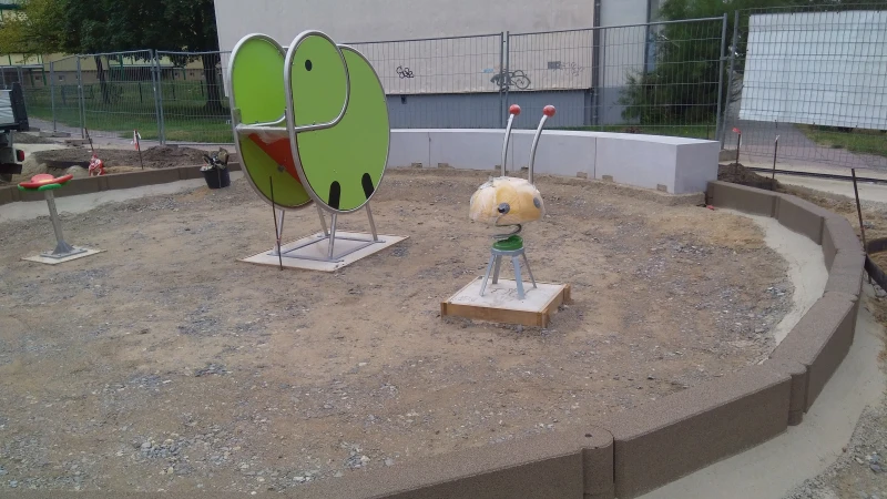 Il parco giochi, le cui fondamenta non sono legate, è in costruzione ed è già stato delimitato con i cordoli grigi con collegamento a palizzata di WARCO.