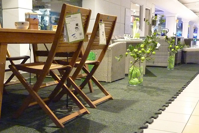 Dans le centre commercial, une partie de l'allée carrelée a été divisée pour la vente spéciale de mobilier de jardin. Les meubles de jardin se trouvent sur le  sol d'exposition de WARCO.