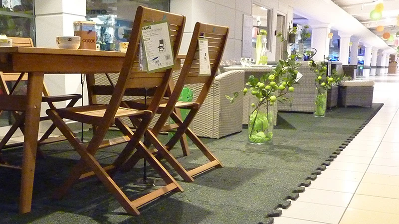 Dans le centre commercial, une partie de l'allée carrelée a été divisée pour la vente spéciale de mobilier de jardin. Les meubles de jardin se trouvent sur le  sol d'exposition de WARCO.
