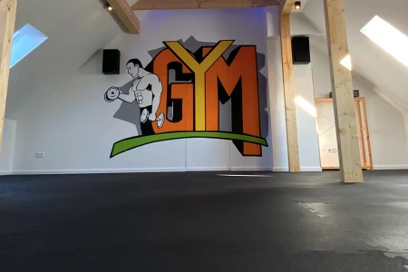 La palestra in casa in soffitta è dotata dei tappeti sportivi di protezione WARCO in colore Antracite.