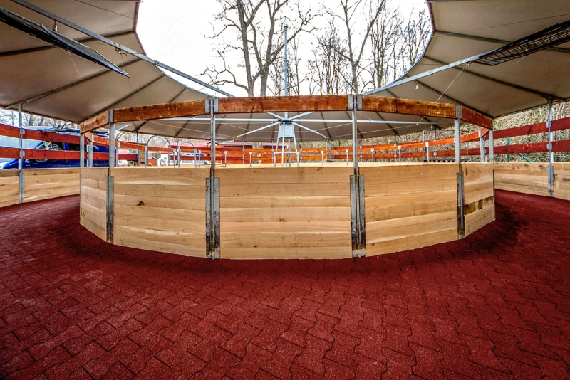 In vielen Reitställen absolvieren die Pferde ein tägliches Bewegungstraining in einer Führanlage. Das ist praktisch und hilft, die Pferde fit zu halten. In der Regel besteht der Hufschlag der Führanlage aus Gummi-Knochensteinen, also H-Verbundpflaster.