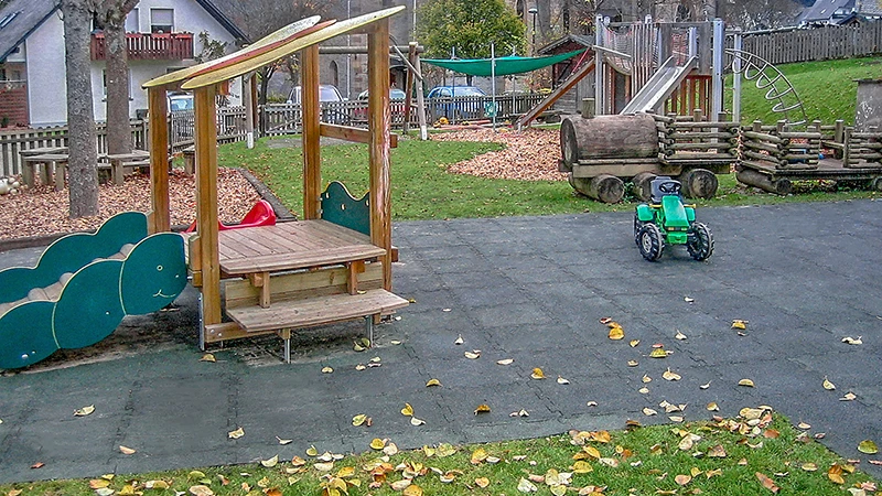 Il parco giochi, realizzato con le lastre antitrauma WARCO durevoli, elastici e antiscivolo, offre ai bambini un'interessante gamma di attrezzature da gioco.