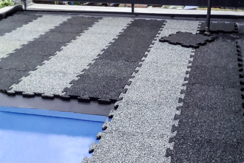 Mit WARCO Schwimmbad-Fließen ist es ganz einfach, den Umgang oder die Terrasse und den Pool kostengünstig zu sanieren oder dauerhaft wetterfest neu anzulegen. Toll mit grauweißen Streifen